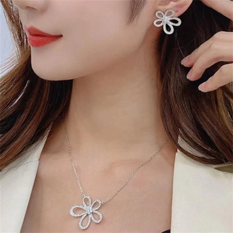 Korean Style Hollow Out Flower Earrings Personality Full Diamond Earrings Female Silver Needle Copper Premium Earrings Wholesale
Korean Style Hollow Out Flower Earrings Personality Full Diamond Earrings Female Silver Needle Copper Premium Earrings Wholesale