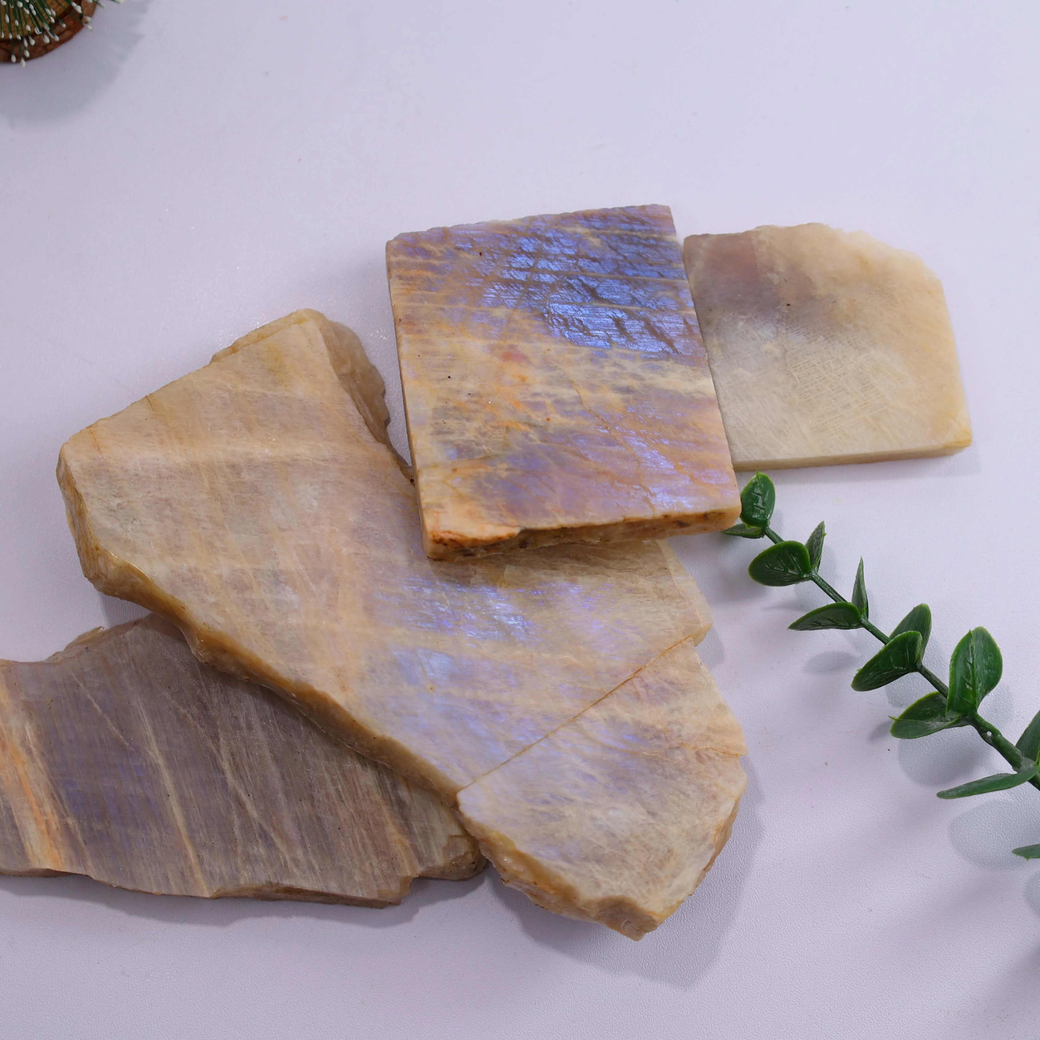 Свободный камень лунный камень голубого цвета
Свободный камень лунный камень голубого цвета