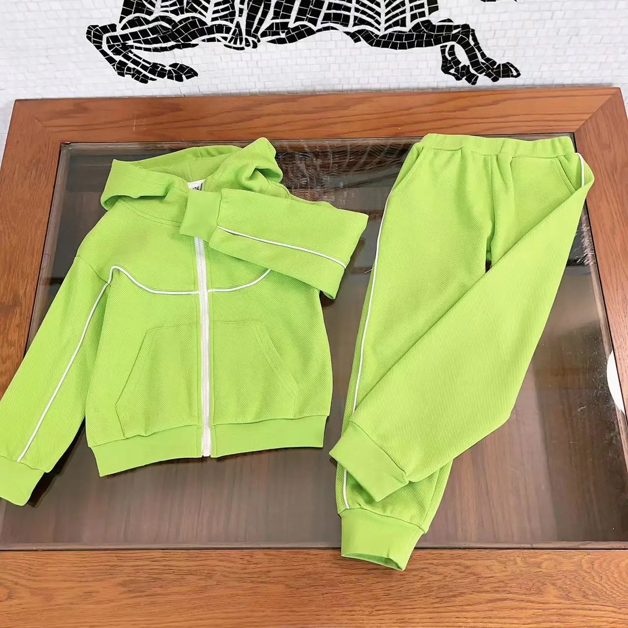 Children's Set 2023 Autumn New Boys and Girls' Casual Clothing Hooded Zipper Long Sleeve Coat Youth Sports Pants 2 Piece Set
Children's Set 2023 Autumn New Boys and Girls' Casual Clothing Hooded Zipper Long Sleeve Coat Youth Sports Pants 2 Piece Set