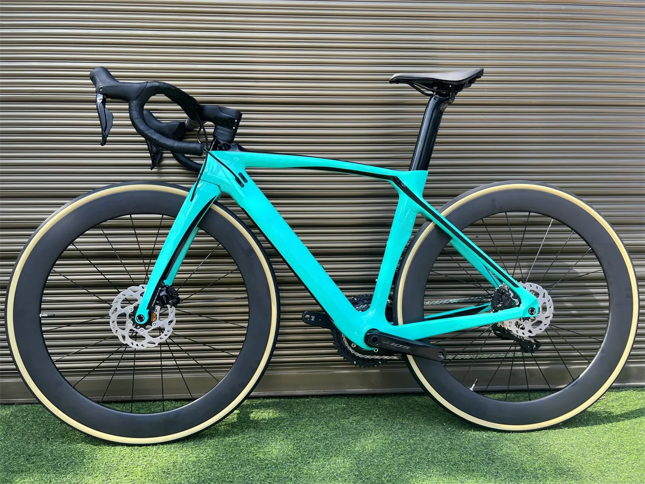 Blue CARROWTER CR4 Complete Carbon Road Bike Disc Brake T1000 UD Full Bicycle with 105 R7020 Groupset Ship By UPS For EU
Blue CARROWTER CR4 Complete Carbon Road Bike Disc Brake T1000 UD Full Bicycle with 105 R7020 Groupset Ship By UPS For EU