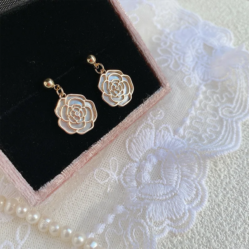Temperament Gold-plated Camellia Pendant Drop Earrings Female Cute White Flower Earrings Jewelry Gift
Temperament Gold-plated Camellia Pendant Drop Earrings Female Cute White Flower Earrings Jewelry Gift