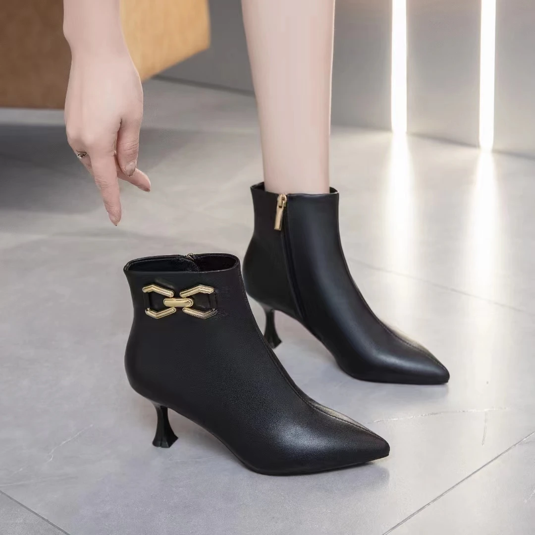 New High Heel Pointed Head Side Zipper Fashion Buckle Cowhide Upper Classic Comfortable Versatile Women's Shoes Short Boots
New High Heel Pointed Head Side Zipper Fashion Buckle Cowhide Upper Classic Comfortable Versatile Women's Shoes Short Boots