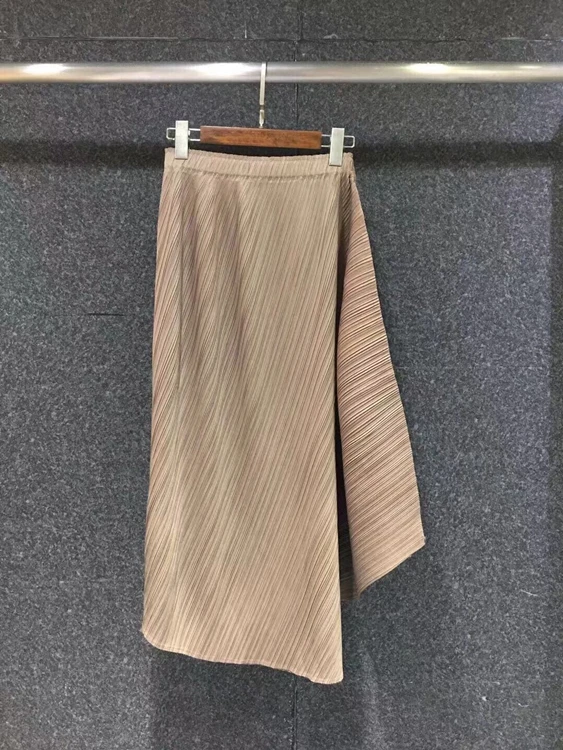 2022 new women fashion solid color pleated irregular tailoring decoration all-match mid-length skirt 0107
2022 new women fashion solid color pleated irregular tailoring decoration all-match mid-length skirt 0107