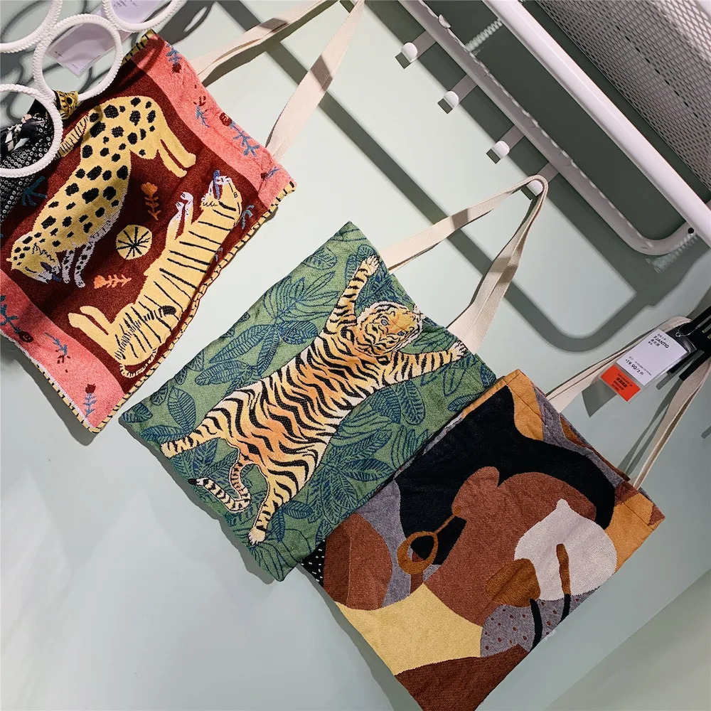 Креативная жаккардовая Холщовая Сумка для покупок, вместительная Корейская трендовая сумка на плечо, Роскошный дизайнерский женский студе... 
Креативная жаккардовая Холщовая Сумка для покупок, вместительная Корейская трендовая сумка на плечо, Роскошный дизайнерский женский студе...