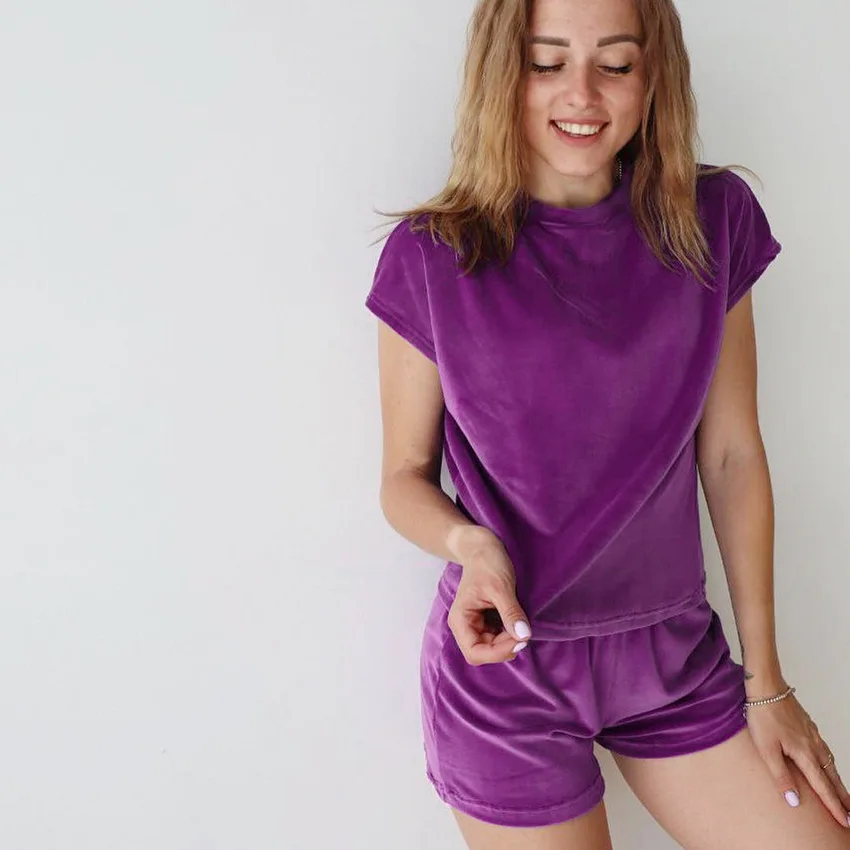 Женский бархатный пижамный комплект, элегантная Глянцевая велюровая одежда для сна, топ с коротким рукавом и шорты, красочная Ночная одежда...
Женский бархатный пижамный комплект, элегантная Глянцевая велюровая одежда для сна, топ с коротким рукавом и шорты, красочная Ночная одежда...