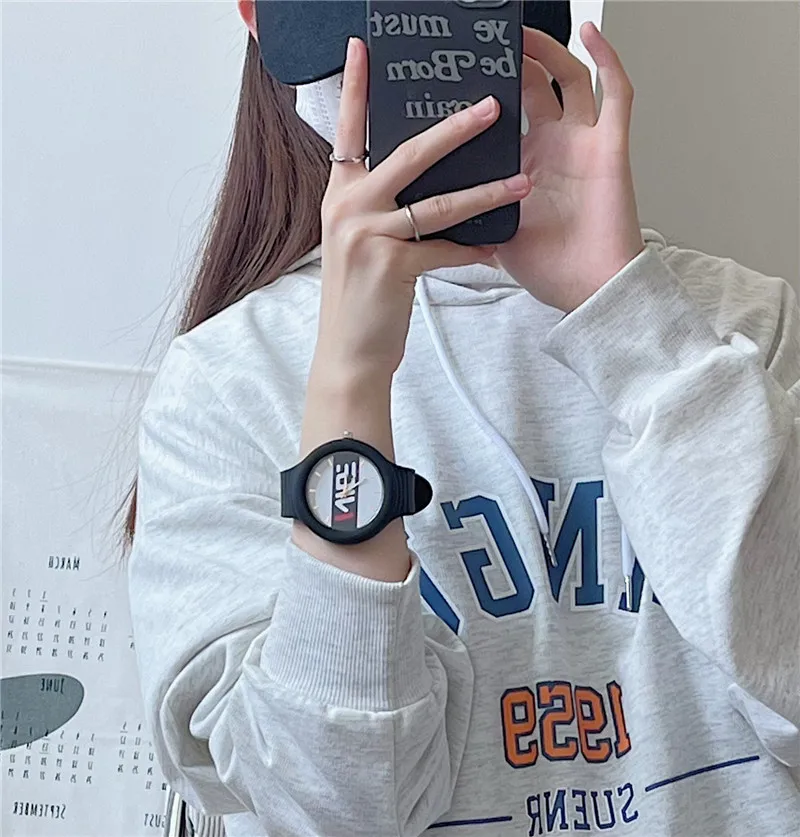 Macaron Round Quartz Digital Dial Casual Wrist Watches Rubber Strap Fashionable Clock Waterproof Wristwatch for Women 
Macaron Round Quartz Digital Dial Casual Wrist Watches Rubber Strap Fashionable Clock Waterproof Wristwatch for Women