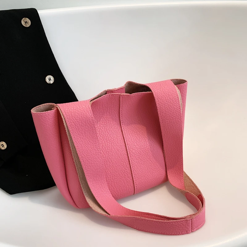 Shoulder Bags for Women 2022 New Soft Shopping Totes Leather Shoppers Bag Fashion Simple Women Shoulder Tote Bags Solid Color
Shoulder Bags for Women 2022 New Soft Shopping Totes Leather Shoppers Bag Fashion Simple Women Shoulder Tote Bags Solid Color