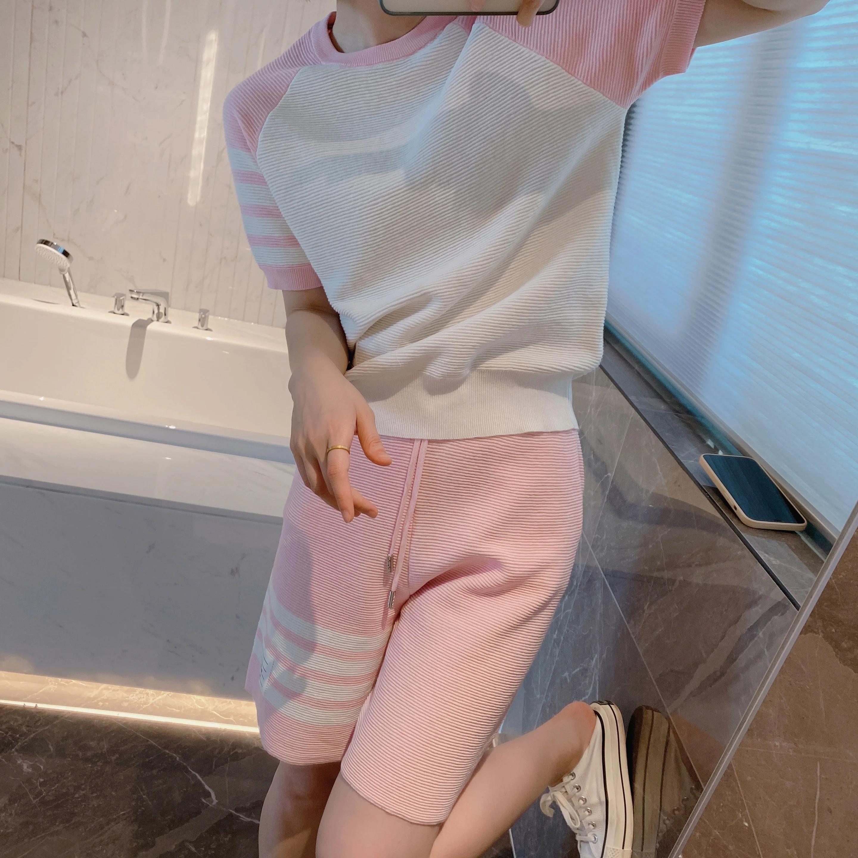 Light pink TB shorts suit knitted women's spring and summer round neck short-sleeved five-point sports shorts two-piece tide
Light pink TB shorts suit knitted women's spring and summer round neck short-sleeved five-point sports shorts two-piece tide