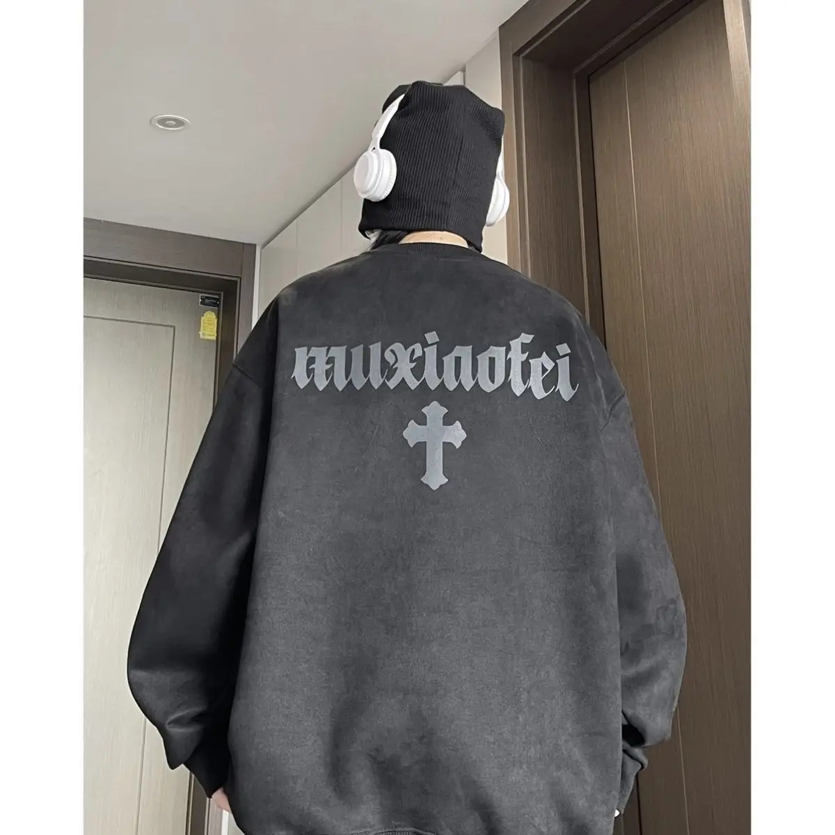 Heavy suede sweatshirt men autumn new American high street handsome long sleeved couple top printed round neck jacket trendy
Heavy suede sweatshirt men autumn new American high street handsome long sleeved couple top printed round neck jacket trendy