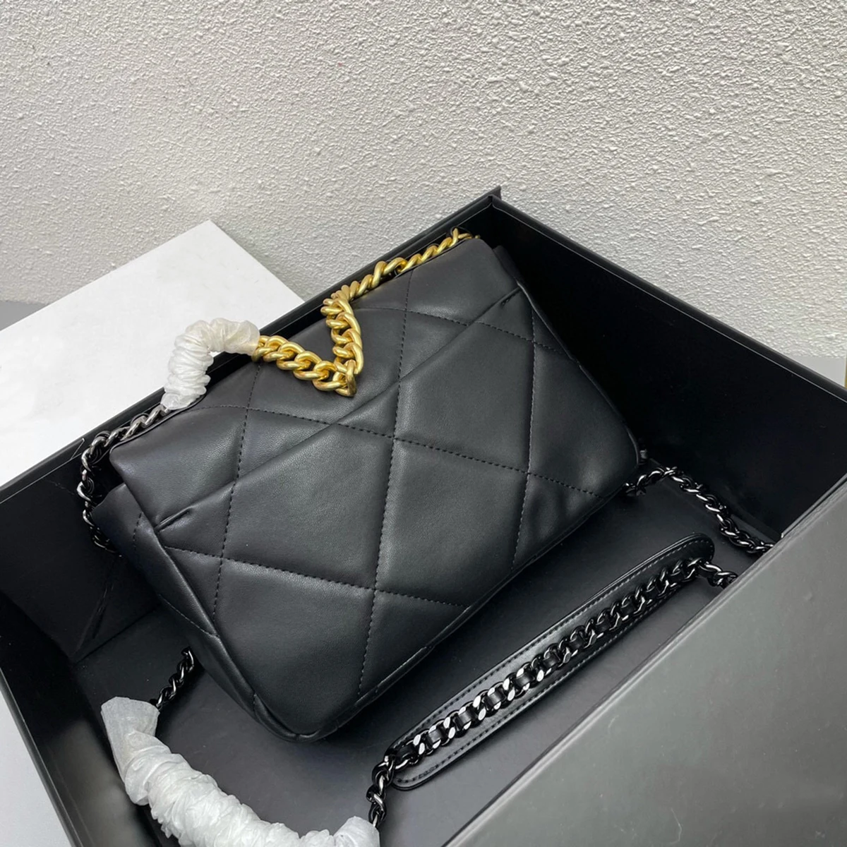 Женская сумка-тоут из натуральной кожи, с цепочкой и откидной крышкой
Женская сумка-тоут из натуральной кожи, с цепочкой и откидной крышкой