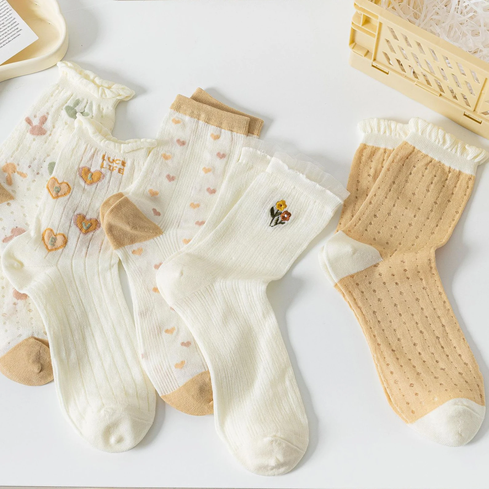 Embroidery Flower Harajuku Retro Japanese Kawaii Cute Stockings Women Lace Mesh Thin Breathable White Crew Socks with Ruffles
Embroidery Flower Harajuku Retro Japanese Kawaii Cute Stockings Women Lace Mesh Thin Breathable White Crew Socks with Ruffles