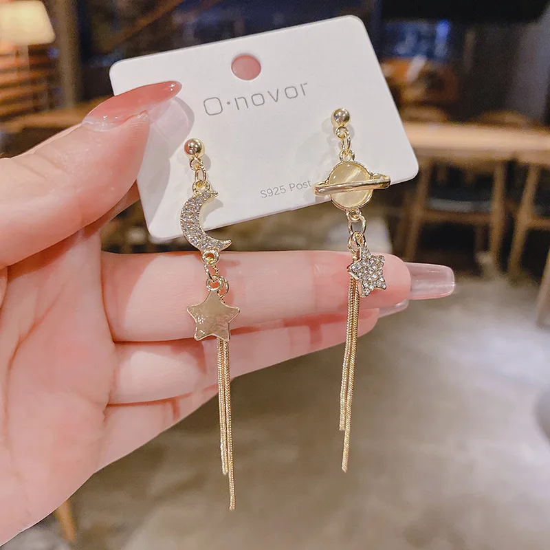 925 silver needle 2022 Korea Dongdaemun Star Moon asymmetrical long fringed earrings feminine net red stud earrings
925 silver needle 2022 Korea Dongdaemun Star Moon asymmetrical long fringed earrings feminine net red stud earrings