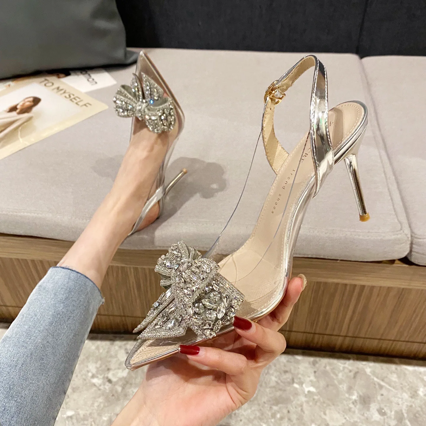 New 2022 fashion transparent high heels women's stiletto pointed rhinestone bow bridesmaid shoes sandals women
New 2022 fashion transparent high heels women's stiletto pointed rhinestone bow bridesmaid shoes sandals women