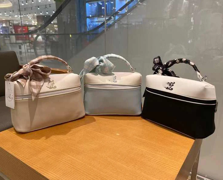 Golf Ladies Ladies Sports Tote Bag Fashion Large Capacity Bag Golf Bag Silk Scarf
Golf Ladies Ladies Sports Tote Bag Fashion Large Capacity Bag Golf Bag Silk Scarf
