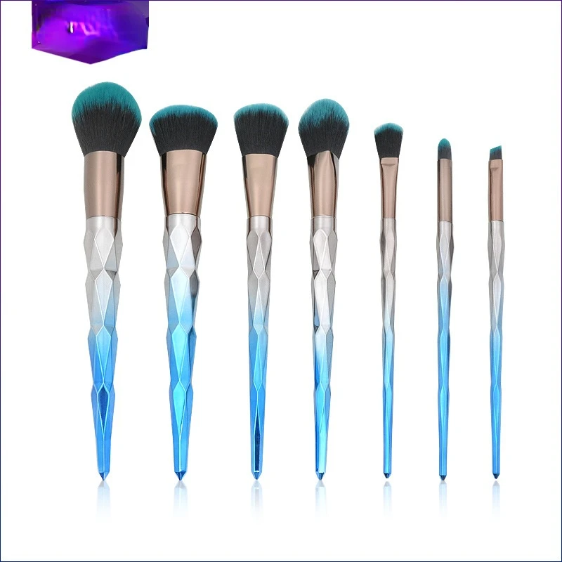 Новый набор кистей для макияжа с 7 бриллиантовыми ручками, синяя и черная искусственная кисть для основы, инструменты для макияжа и красоты
Новый набор кистей для макияжа с 7 бриллиантовыми ручками, синяя и черная искусственная кисть для основы, инструменты для макияжа и красоты