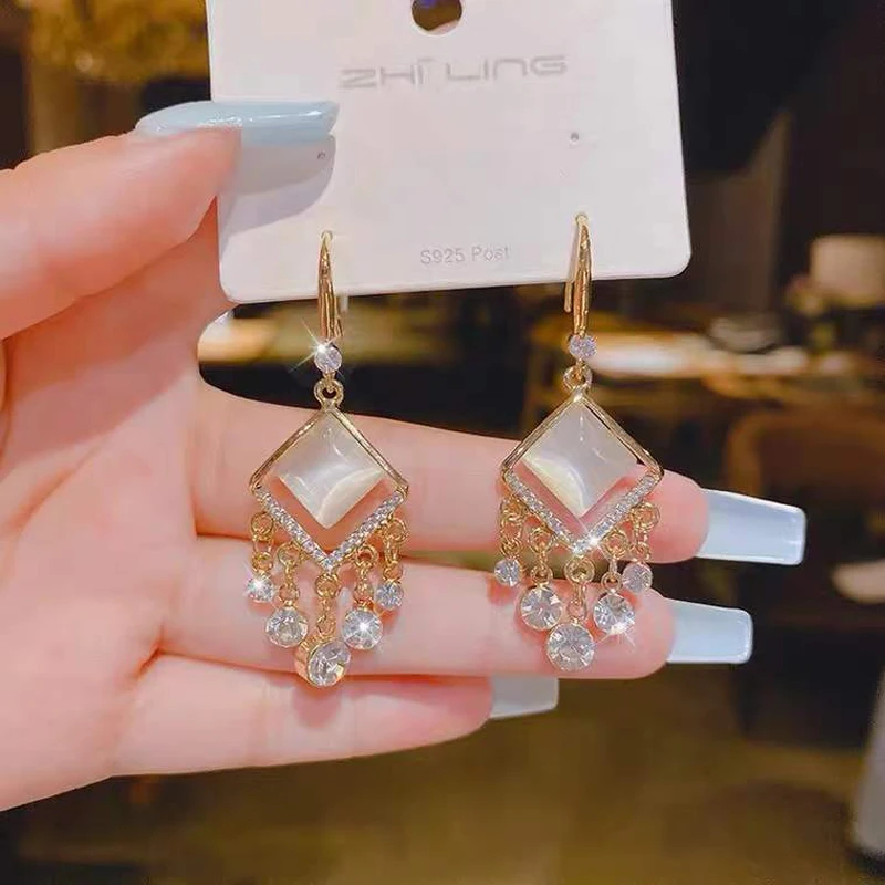 Geometric Diamond Shell Bead High-grade Light Luxury Cold Wind Simple Exquisite Earrings For Women Korean Fashion Jewelry Gifts
Geometric Diamond Shell Bead High-grade Light Luxury Cold Wind Simple Exquisite Earrings For Women Korean Fashion Jewelry Gifts