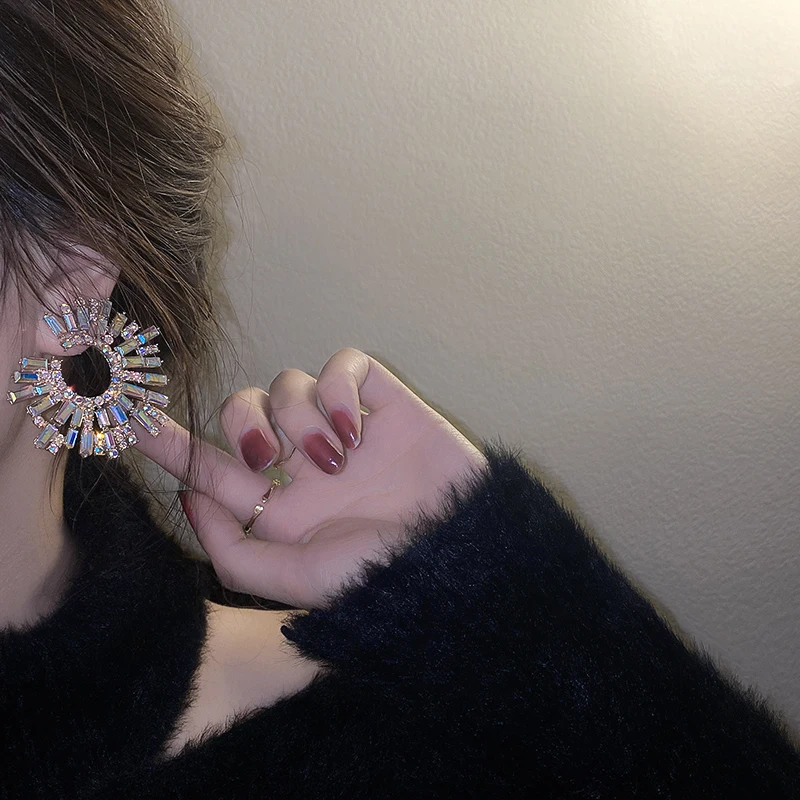 Luxury Irregular Metal Multicolor Crystal Earrings Dangle Earring for Women Circle Party Earring Rhinestones Jewelry Accessories
Luxury Irregular Metal Multicolor Crystal Earrings Dangle Earring for Women Circle Party Earring Rhinestones Jewelry Accessories