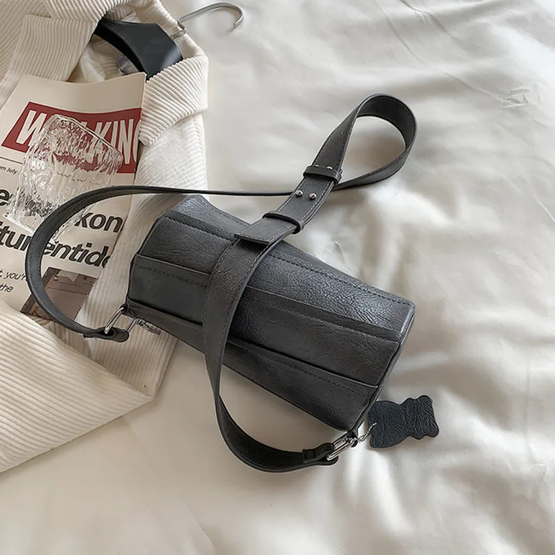 Fashionable cylindrical leather bag new 2022 summer solid color personalized messenger women's bag Pillow type hand bag
Fashionable cylindrical leather bag new 2022 summer solid color personalized messenger women's bag Pillow type hand bag