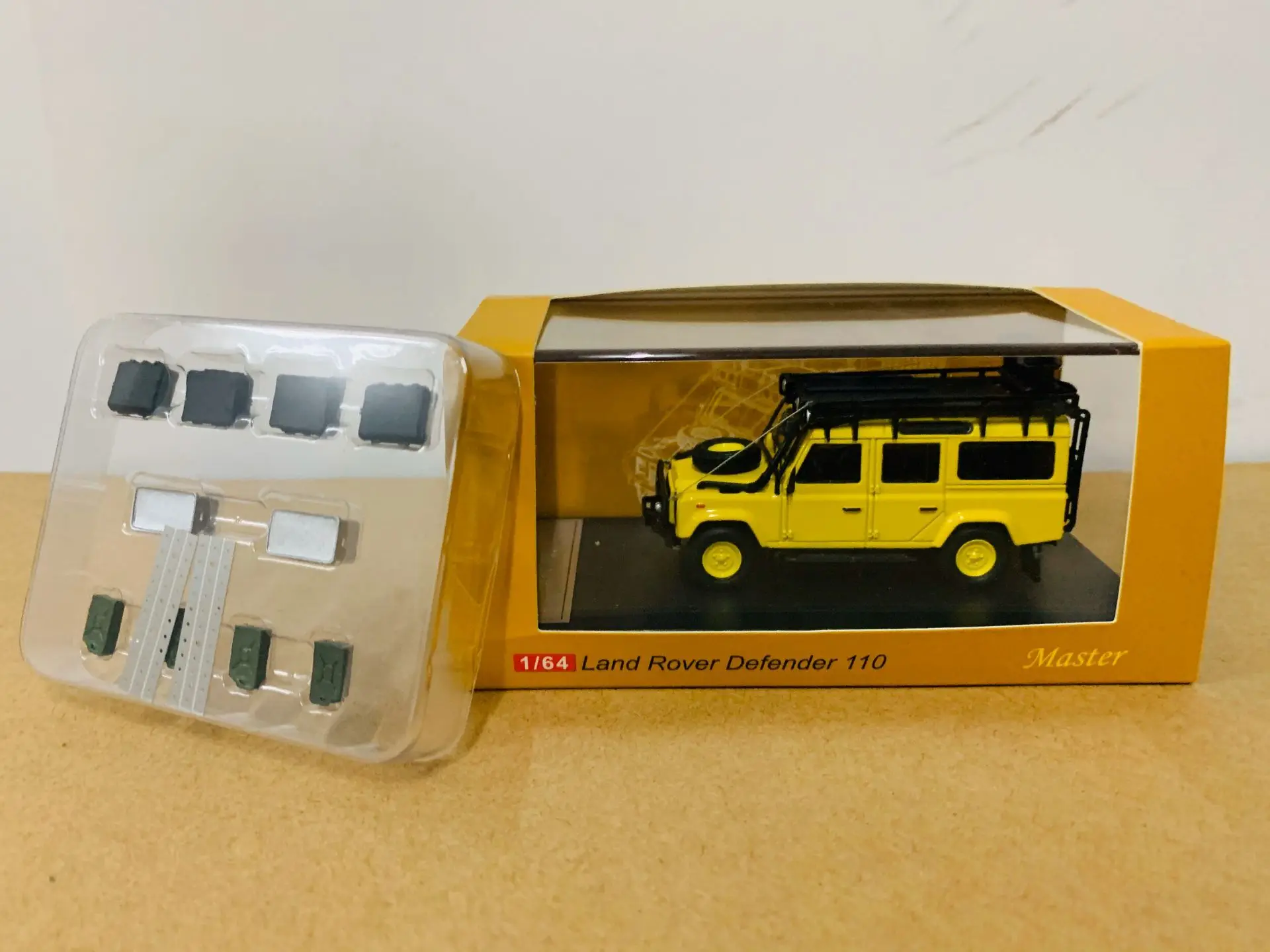 Мастер Land Rover Defender 110, желтый, масштаб 1/64, литая модель, новая в коробке
Мастер Land Rover Defender 110, желтый, масштаб 1/64, литая модель, новая в коробке