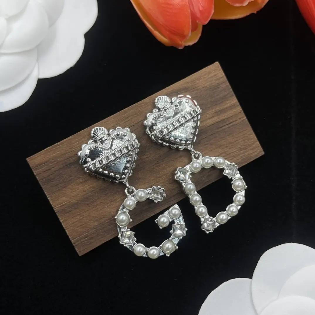 2023 Luxury Quality Simple Letter Splice Pearl Bride Jewelry Silver Needle Anti Allergy Material earrings for women
2023 Luxury Quality Simple Letter Splice Pearl Bride Jewelry Silver Needle Anti Allergy Material earrings for women