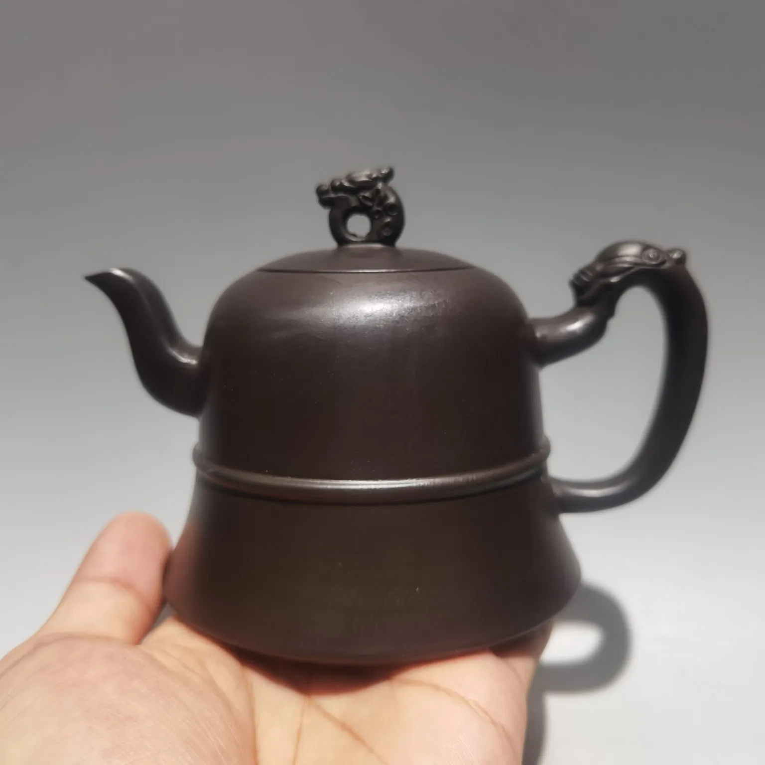 6" Chinese Yixing Zisha Pottery dragon cover bell pot kettle teapot flagon black gold sand office Ornaments Gather fortune
6" Chinese Yixing Zisha Pottery dragon cover bell pot kettle teapot flagon black gold sand office Ornaments Gather fortune