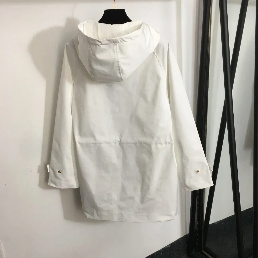 Autumn New Chest Leather Embroidery Logo Drawstring Waistband Bright Metal Buckle Long Sleeve Hooded Jacket Windbreaker
Autumn New Chest Leather Embroidery Logo Drawstring Waistband Bright Metal Buckle Long Sleeve Hooded Jacket Windbreaker