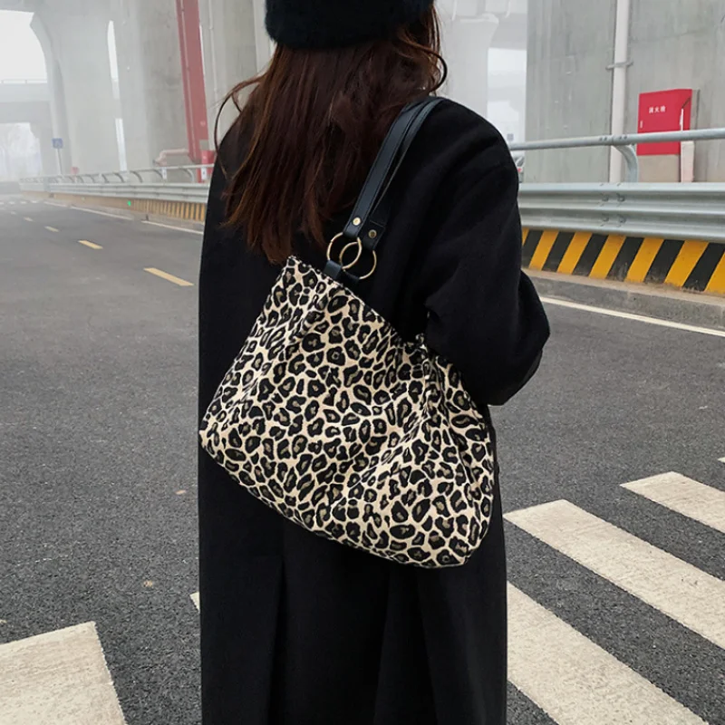 New Women Popular Handbags Large Capacity Leopard Shoulder Bags New Fashion Tote Bags Shopping And Travel Bags Canvas Bags
New Women Popular Handbags Large Capacity Leopard Shoulder Bags New Fashion Tote Bags Shopping And Travel Bags Canvas Bags