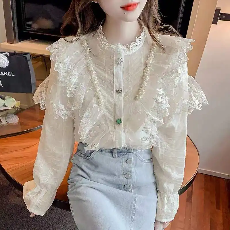 Hong Kong retro ruffled lace stitching beaded bottoming shirt women's new loose single-row button trumpet sleeve shirt winter
Hong Kong retro ruffled lace stitching beaded bottoming shirt women's new loose single-row button trumpet sleeve shirt winter