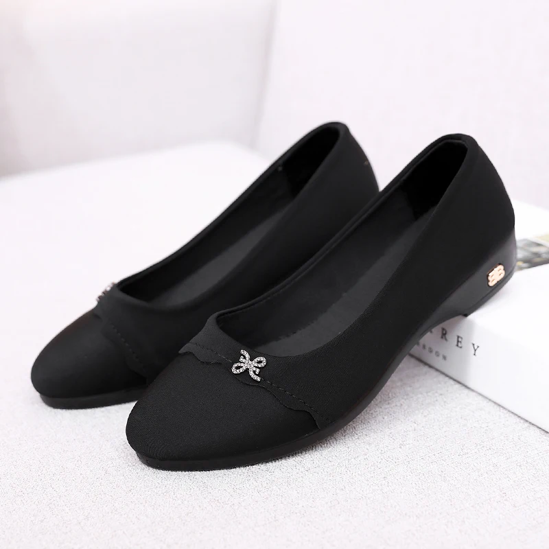 New old Beijing cloth shoes women's shoes joker casual shoes with flat soft bottom tooling fashion shoes comfort my mother
New old Beijing cloth shoes women's shoes joker casual shoes with flat soft bottom tooling fashion shoes comfort my mother