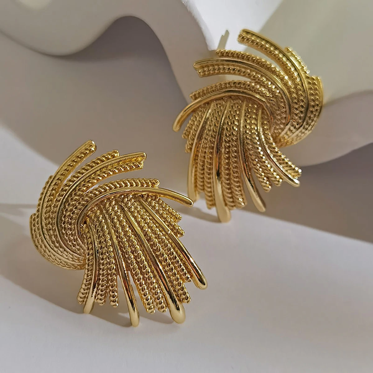 XIALUOKE Punk Irregular Metal Twist Big Geometric Earrings Unique Gold Color Drop Earrings Women New Fashion Jewelry
XIALUOKE Punk Irregular Metal Twist Big Geometric Earrings Unique Gold Color Drop Earrings Women New Fashion Jewelry