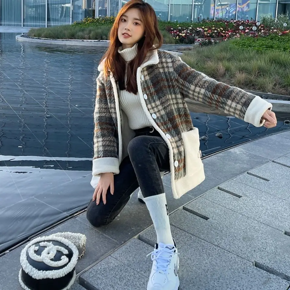 2023 Women Autumn Winter Stripe Fashion Jacket Female Causal Soft Plush Warm Faux Fur Fluffy Button Top Light Outerwear Coat D29
2023 Women Autumn Winter Stripe Fashion Jacket Female Causal Soft Plush Warm Faux Fur Fluffy Button Top Light Outerwear Coat D29