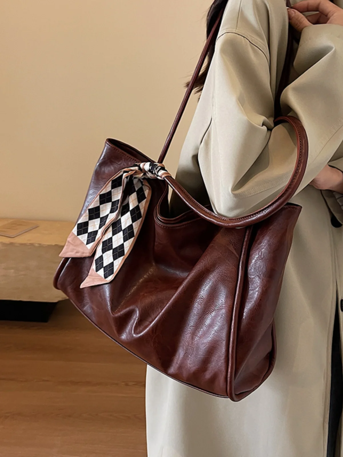 

Высококачественная вместительная сумка в стиле ретро, новинка 2023, женская сумка, осень/зима, сумка через плечо, рабочая сумка-тоут
