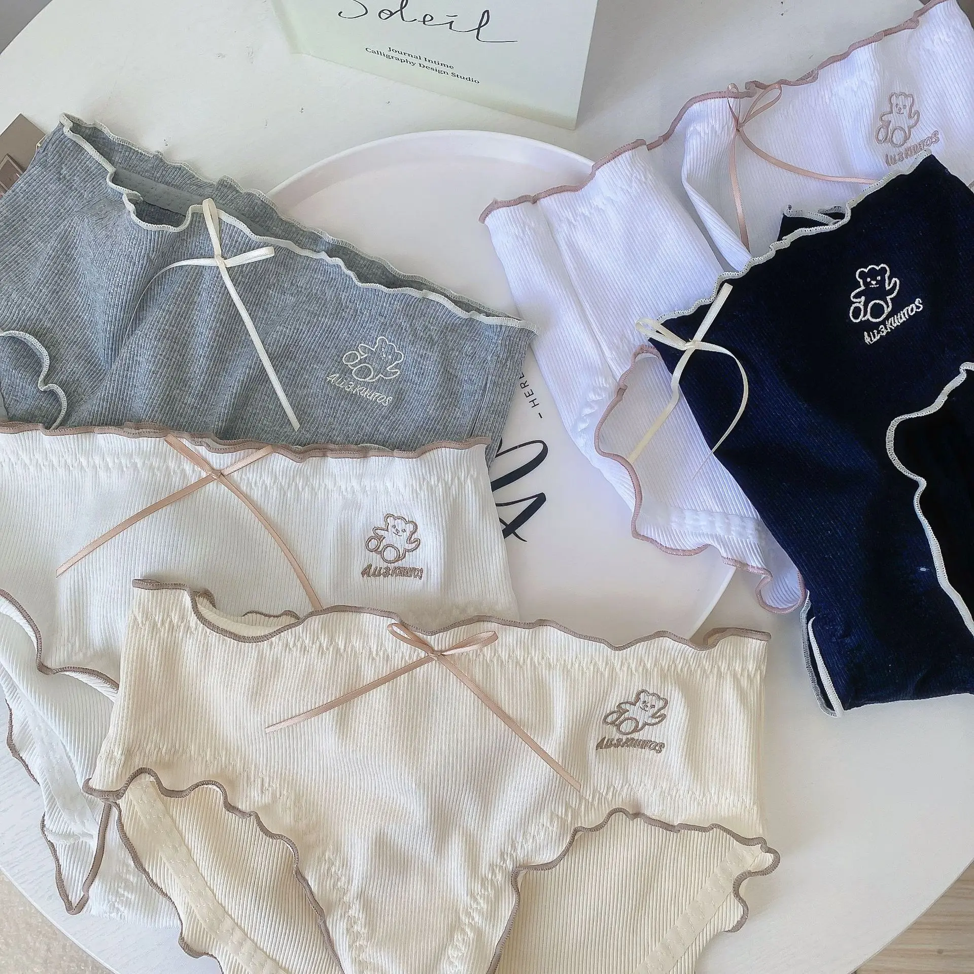 Embroidery bear cotton Wave edge Seamless Panties women fashion sweet underwear Panties women N8247
Embroidery bear cotton Wave edge Seamless Panties women fashion sweet underwear Panties women N8247