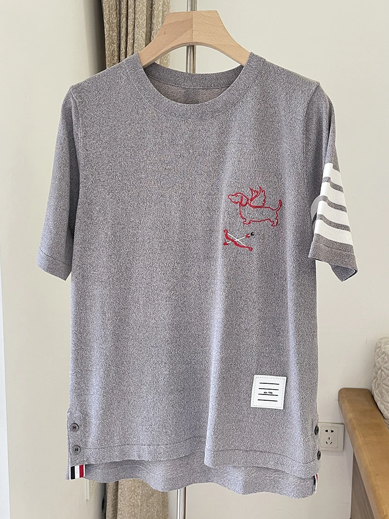 TB Loose Front Short Back Long Knit T-shirt Women's Ice Silk Embroidery Puppy Women's Short Sleeve British Style Casual Top
TB Loose Front Short Back Long Knit T-shirt Women's Ice Silk Embroidery Puppy Women's Short Sleeve British Style Casual Top