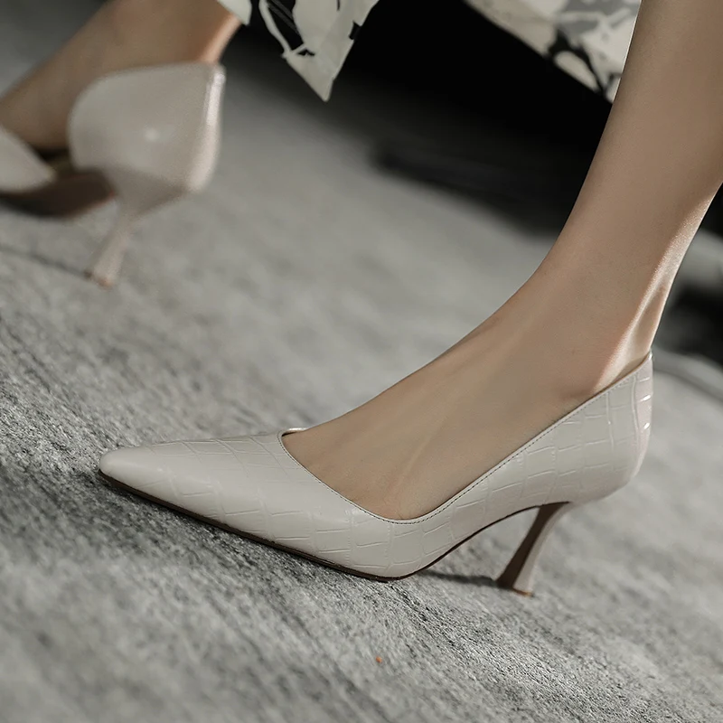 Women Simple Shoes On High Heels Embossed Cowhide women's Retro Shoe Pumps Pointed Toe Dress Pumps talons hauts
Women Simple Shoes On High Heels Embossed Cowhide women's Retro Shoe Pumps Pointed Toe Dress Pumps talons hauts