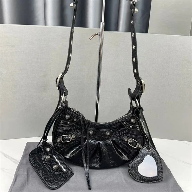 2023 New locomotive bag three-in-one oil wax cowhide burst crack crescence bag niche senior sense shoulder bage shoulder bag
2023 New locomotive bag three-in-one oil wax cowhide burst crack crescence bag niche senior sense shoulder bage shoulder bag