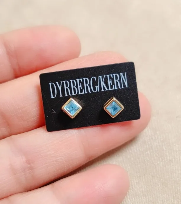 Лидер продаж, модные изысканные серьги DYRBERG/KERN, маленькие квадратные синие серьги
Лидер продаж, модные изысканные серьги DYRBERG/KERN, маленькие квадратные синие серьги