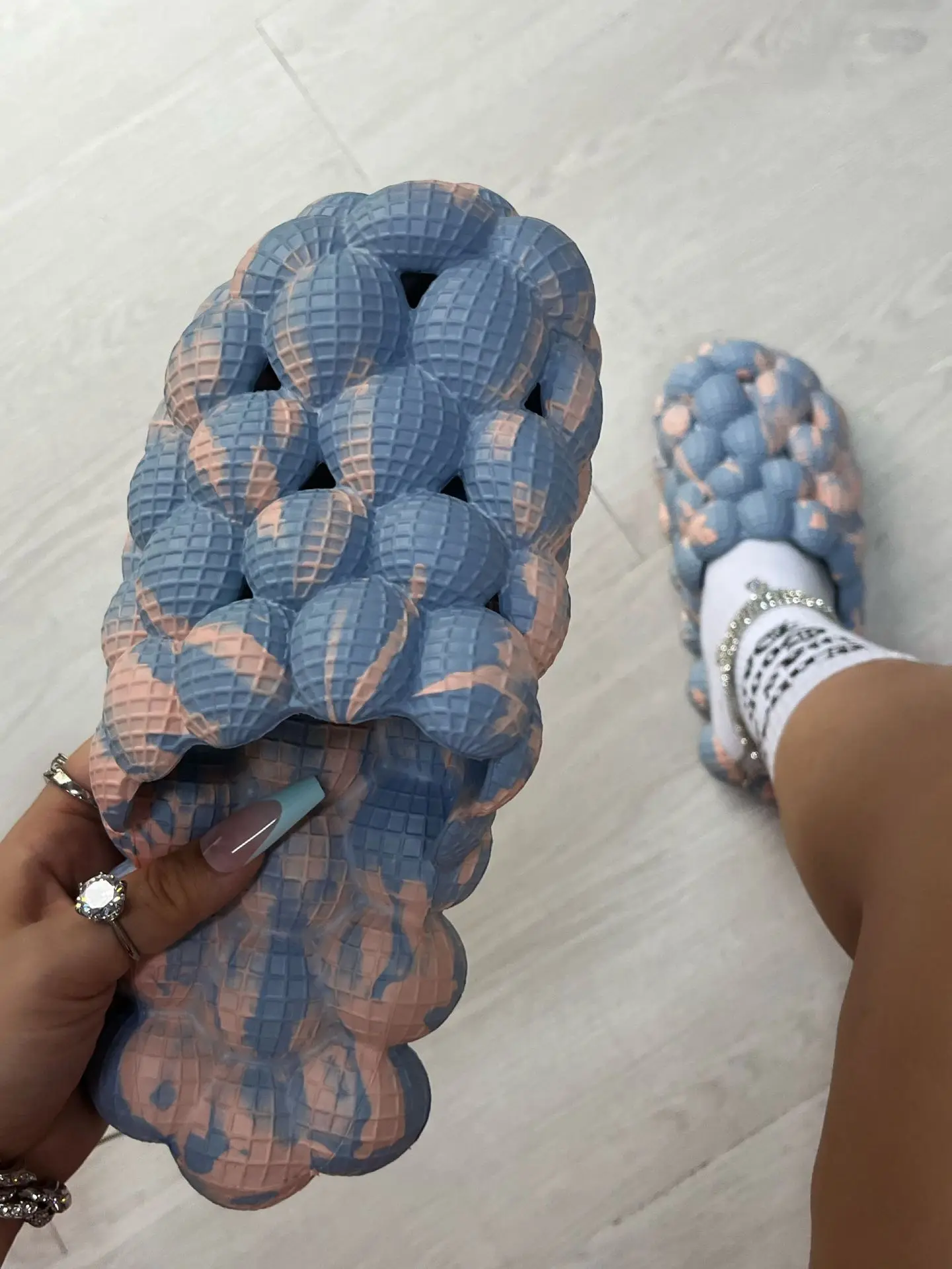 Сланцы для мужчин и женщин, милые тапочки с пузырьковыми мячиками, летние сандалии унисекс из ЭВА, с принтом граффити, Нескользящие босоножк... 
Сланцы для мужчин и женщин, милые тапочки с пузырьковыми мячиками, летние сандалии унисекс из ЭВА, с принтом граффити, Нескользящие босоножк...