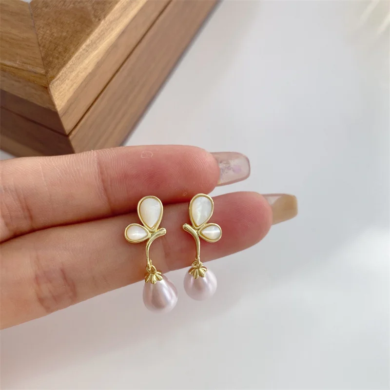 Natural freshwater pearl s925 silver needle earrings carved half butterfly earrings temperament opal earrings
Natural freshwater pearl s925 silver needle earrings carved half butterfly earrings temperament opal earrings