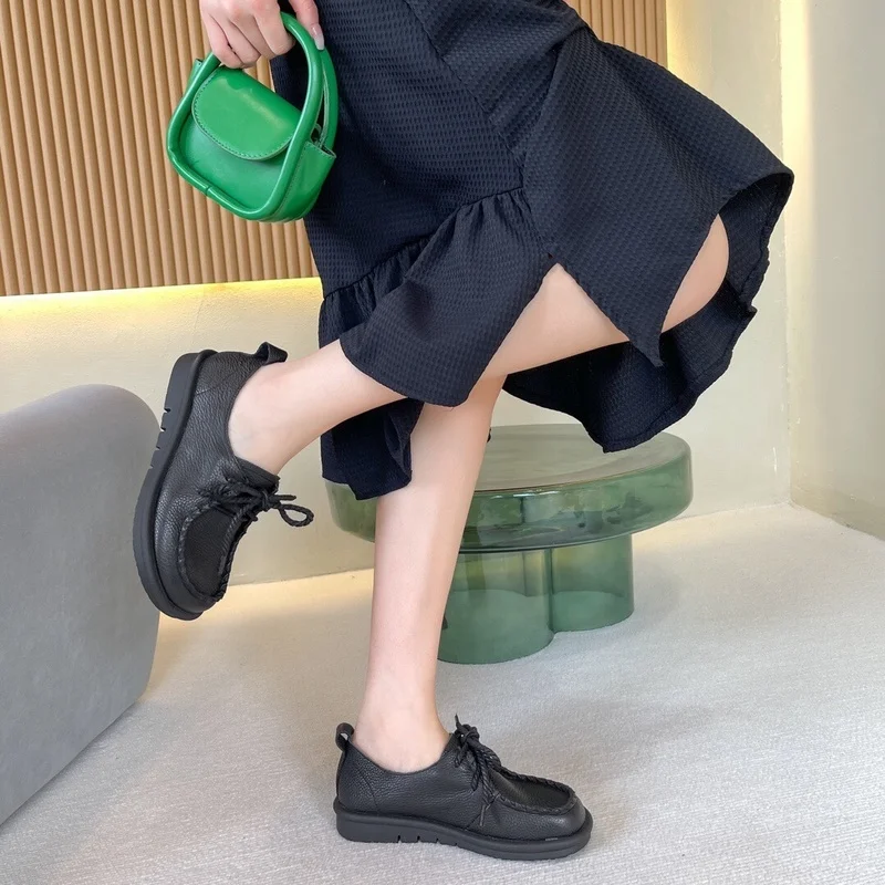 Кроссовки женские из мягкой кожи, на шнуровке, с круглым носком
Кроссовки женские из мягкой кожи, на шнуровке, с круглым носком