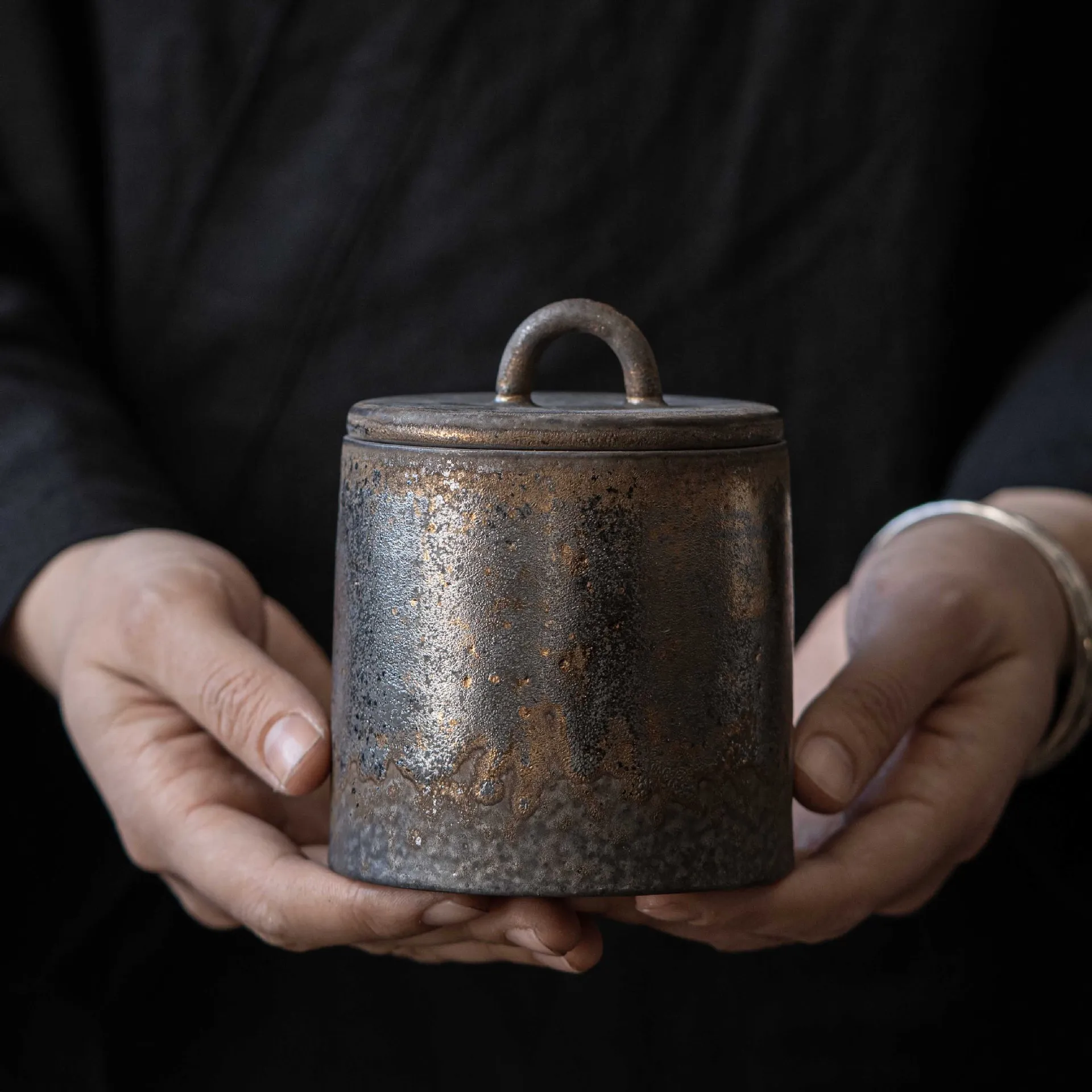 Vintage Imitation Metal Ceramic Jar Sealed Tea Jar Candy Nut Food Tank Kitchen Food Seasoning Box Storage Container Home Decor
Vintage Imitation Metal Ceramic Jar Sealed Tea Jar Candy Nut Food Tank Kitchen Food Seasoning Box Storage Container Home Decor