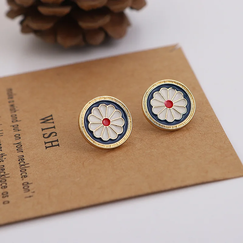 Korean version of small daisy flower earrings round square retro enamel embossed flower vintage earrings palace style earrings
Korean version of small daisy flower earrings round square retro enamel embossed flower vintage earrings palace style earrings