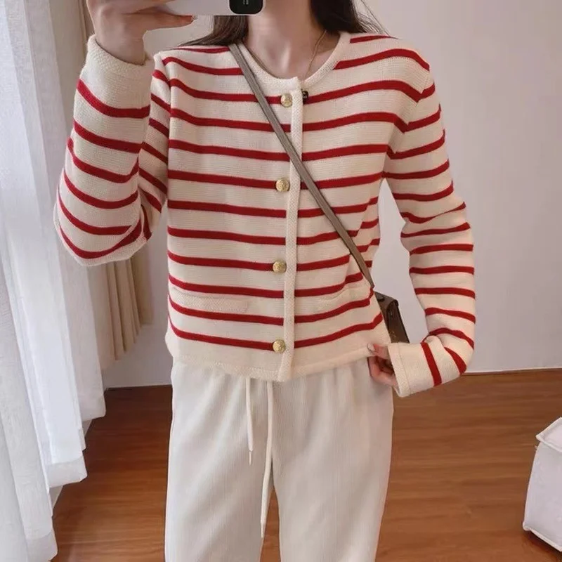 Metal Buckle Contrast Color Striped Round Neck Small Fragrance Knitted Cardigan Women's Autumn French Loose Sweater Jacket Tide
Metal Buckle Contrast Color Striped Round Neck Small Fragrance Knitted Cardigan Women's Autumn French Loose Sweater Jacket Tide
