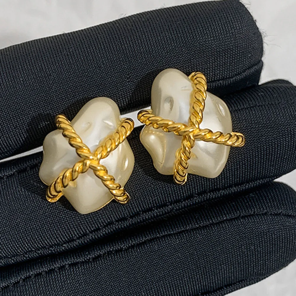 Baroque Geometric Irregular Pearl Stud Earrings Women Metallic Twist Braided Design Pearl Gothic Earrings Bijoux Femme Brincos
Baroque Geometric Irregular Pearl Stud Earrings Women Metallic Twist Braided Design Pearl Gothic Earrings Bijoux Femme Brincos