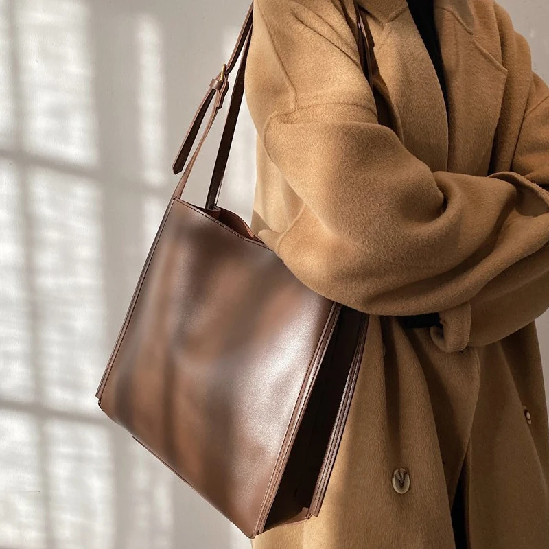 New Designer High Quality Women Shoulder Bag Leather Handbag Totes Large Capacity Solid Color Woman Shopper Messenger Purse Bag
New Designer High Quality Women Shoulder Bag Leather Handbag Totes Large Capacity Solid Color Woman Shopper Messenger Purse Bag
