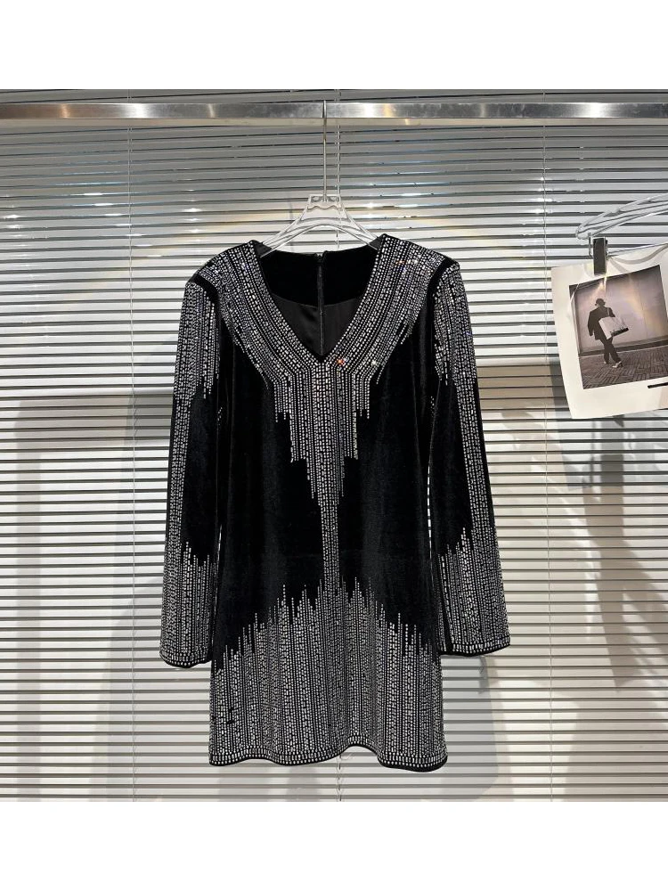 Женское бархатное платье с V-образным вырезом и бусинами
Женское бархатное платье с V-образным вырезом и бусинами