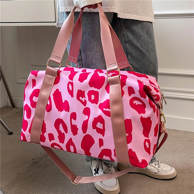 2023 New Fashionable Travel Duffle Bags Women Leopard Big Nylon Tote Fitness Gym Ladies Weekend Handbags Wet And Dry Separation
2023 New Fashionable Travel Duffle Bags Women Leopard Big Nylon Tote Fitness Gym Ladies Weekend Handbags Wet And Dry Separation