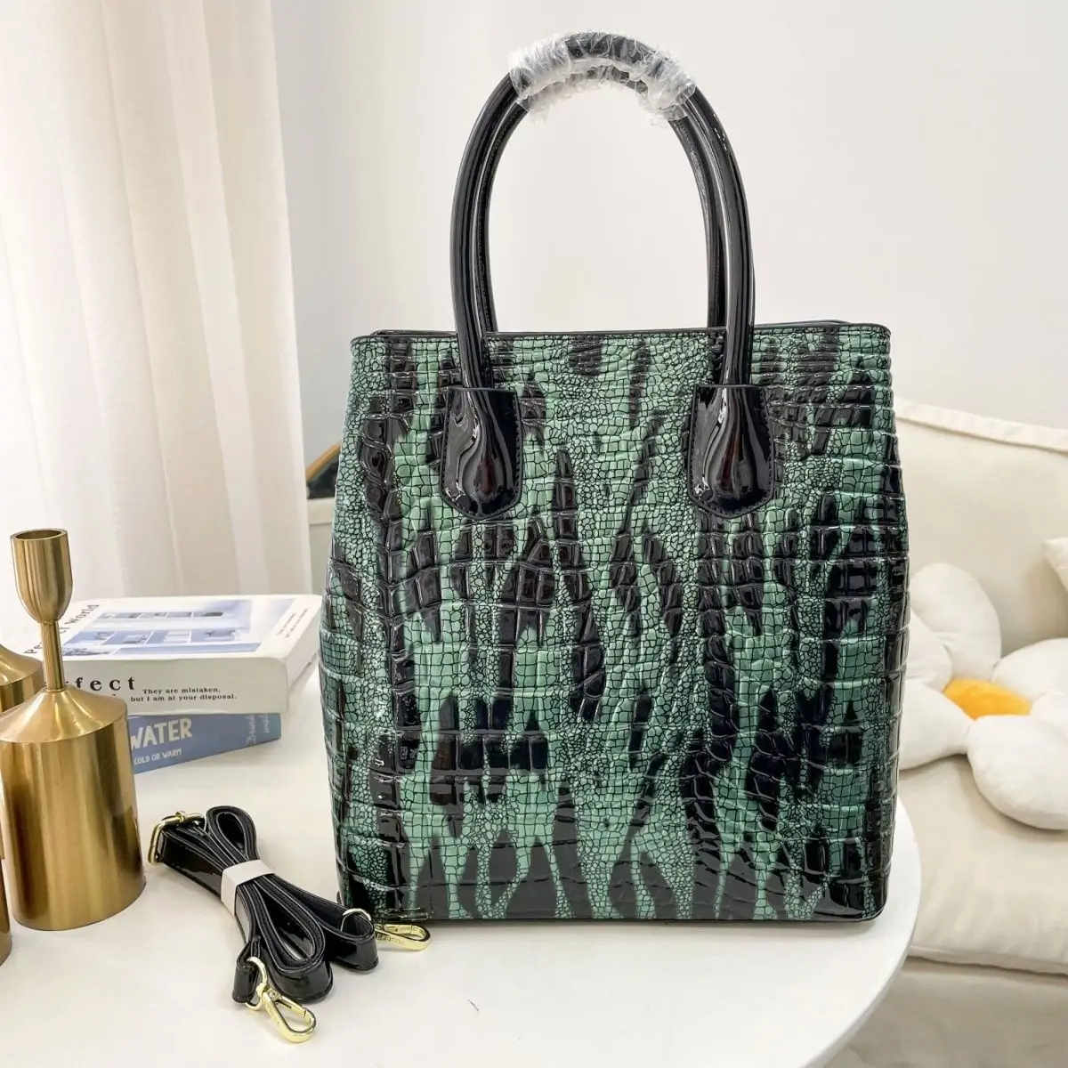 Women's Genuine Leather New Crocodile Pattern Lacquer Leather Bright Face Large Bag Handheld One Shoulder Crossbody Bag
Women's Genuine Leather New Crocodile Pattern Lacquer Leather Bright Face Large Bag Handheld One Shoulder Crossbody Bag