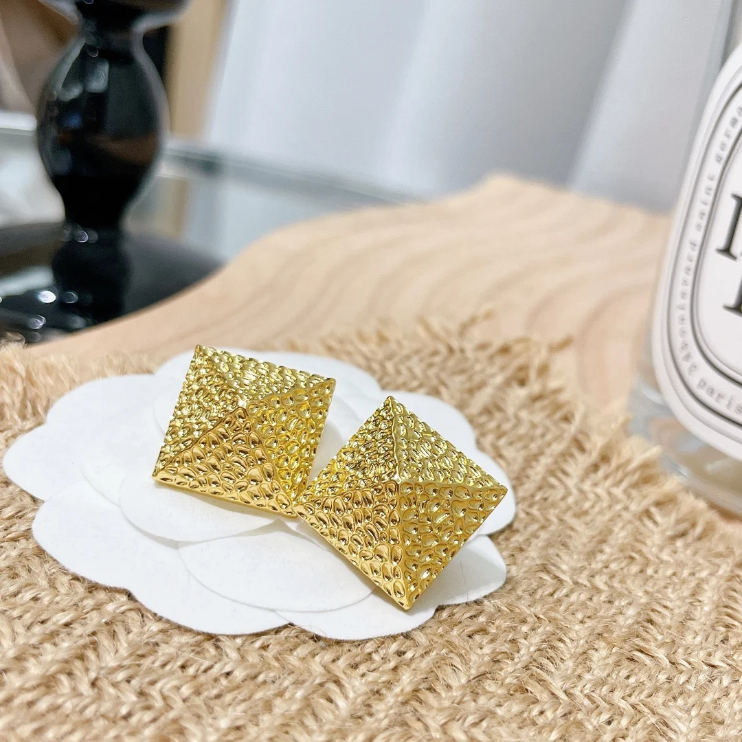 Fashion earrings personality retro tapered square carved unique jewelry metal earrings
Fashion earrings personality retro tapered square carved unique jewelry metal earrings