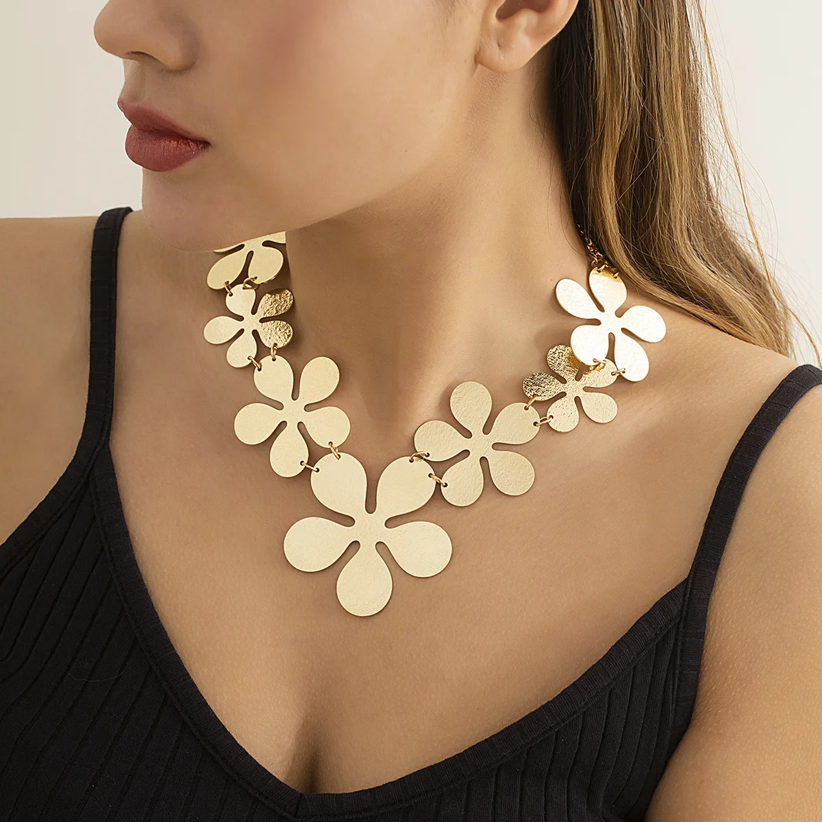 2022 New Vintage Metal Gold Flower Link Exaggerated Necklace Women's Punk Necklace Jewelry
2022 New Vintage Metal Gold Flower Link Exaggerated Necklace Women's Punk Necklace Jewelry